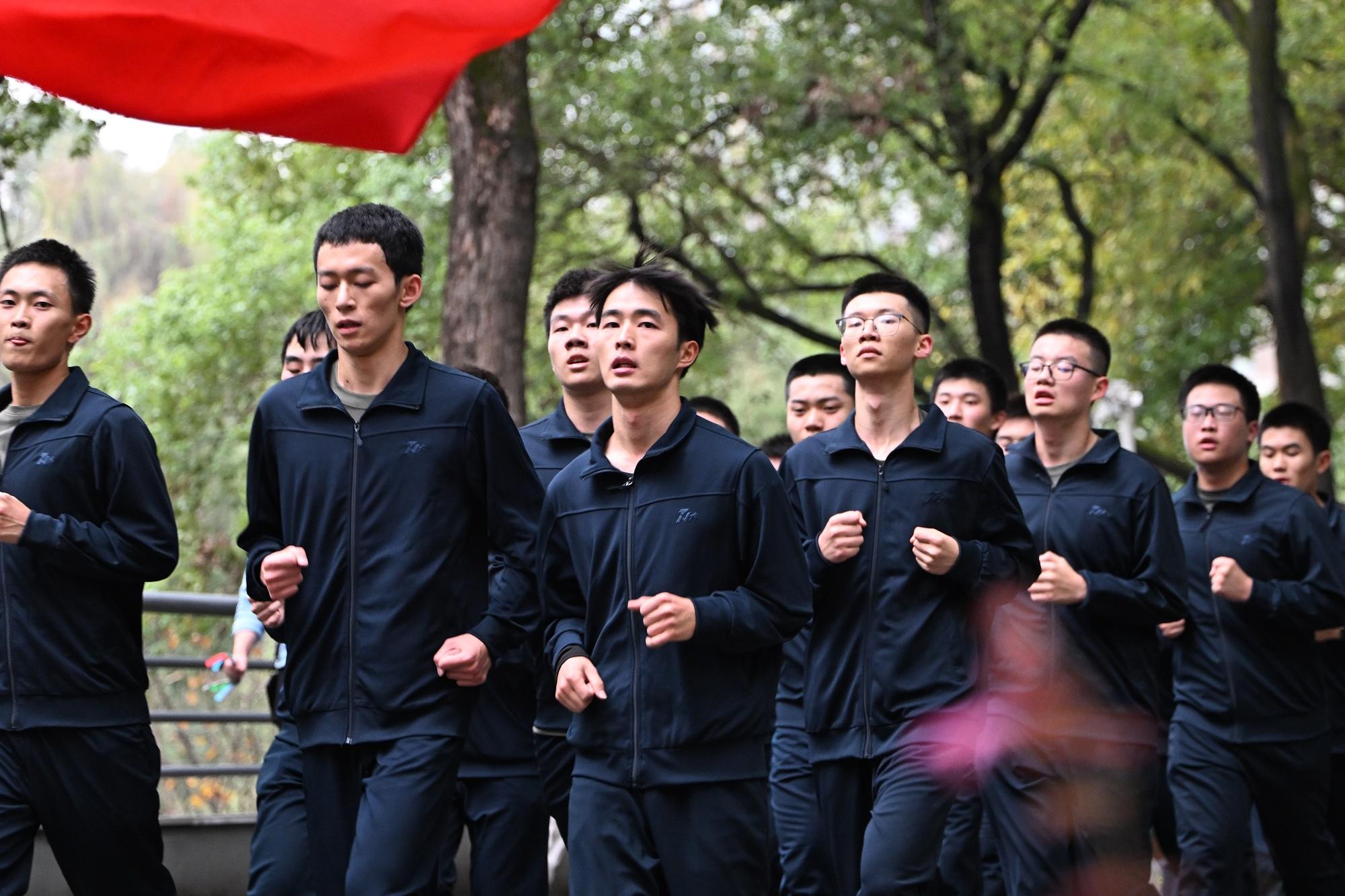 文件名称:12月6日,博彩平台推荐,5000余名师生校园健康跑。周久淞 摄JPG.JPG原图大小:0.27MB
