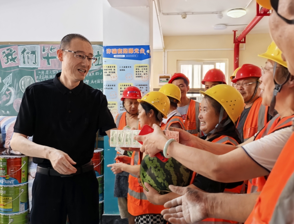文件名称:给工人送清凉.jpg