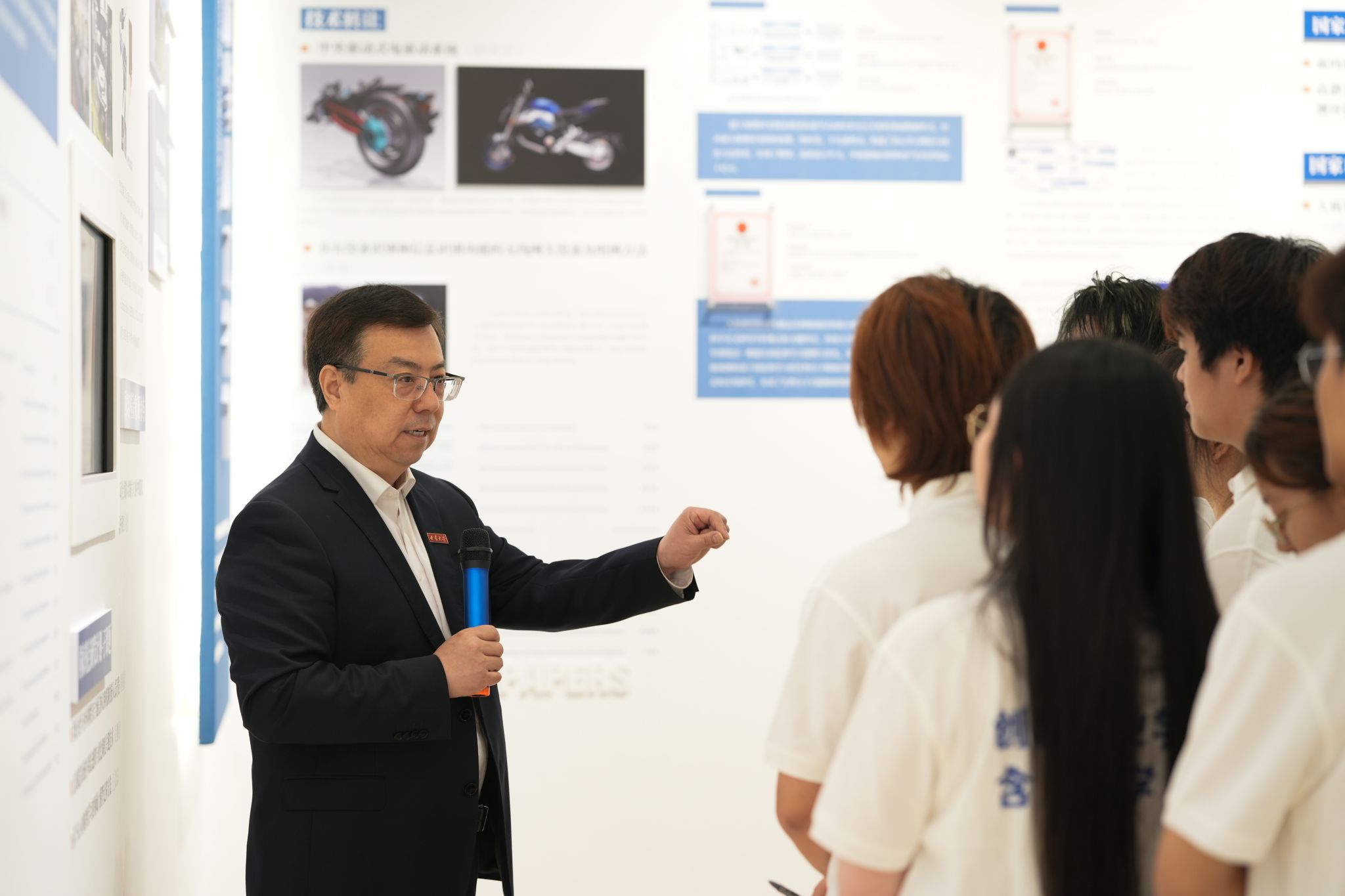 文件名称:4月25日,博彩平台推荐校长王进军为学生上思政课,讲述学校科技成果发展5。周久淞 摄.jpg原图大小:2.58MB