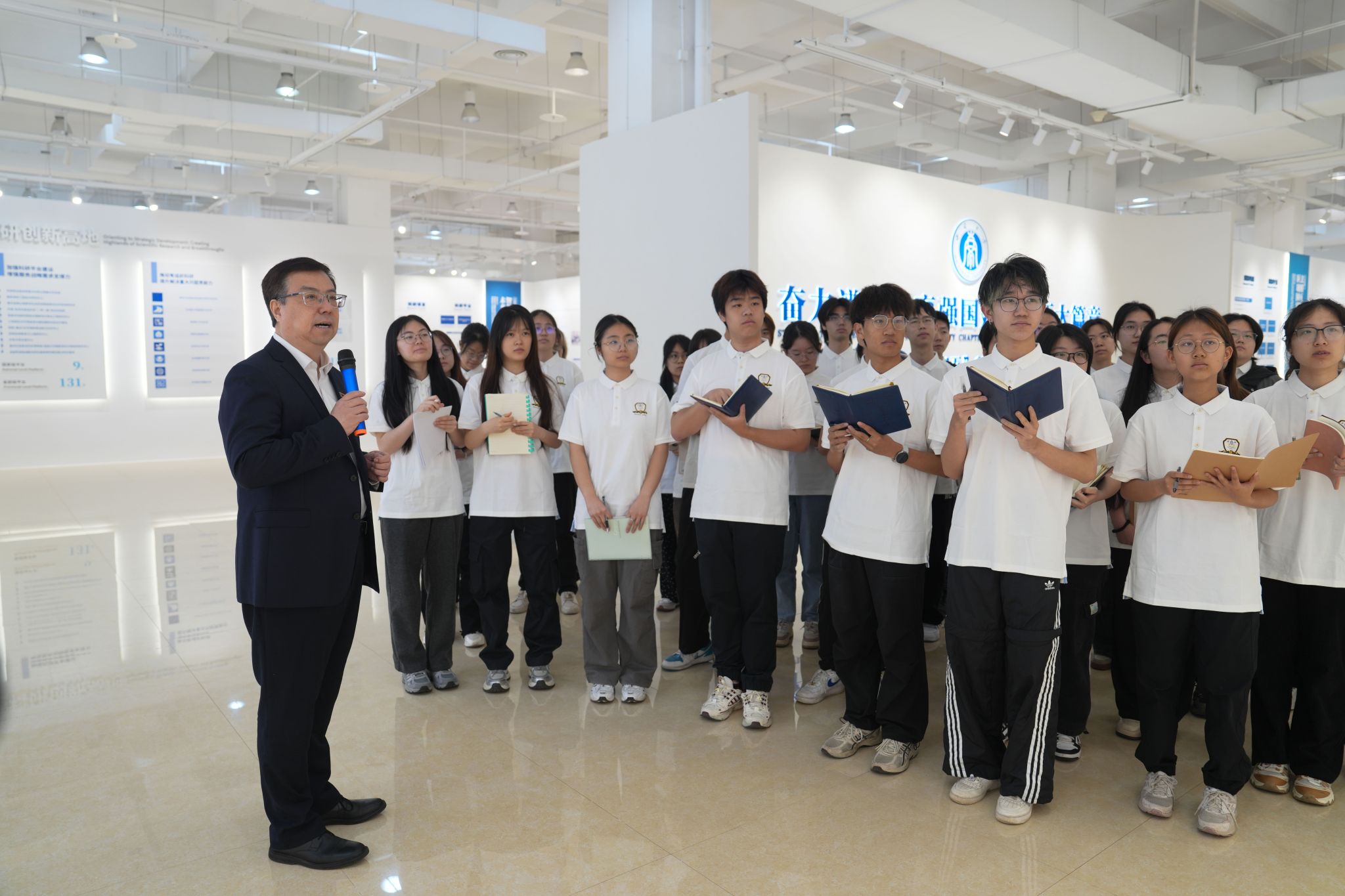 文件名称:4月25日,博彩平台推荐校长王进军为学生上思政课,讲述学校科技成果发展。周久淞 摄.jpg原图大小:3.30MB
